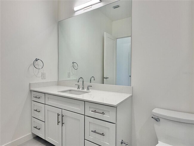 Building Photo - 920 N Osceola Ave