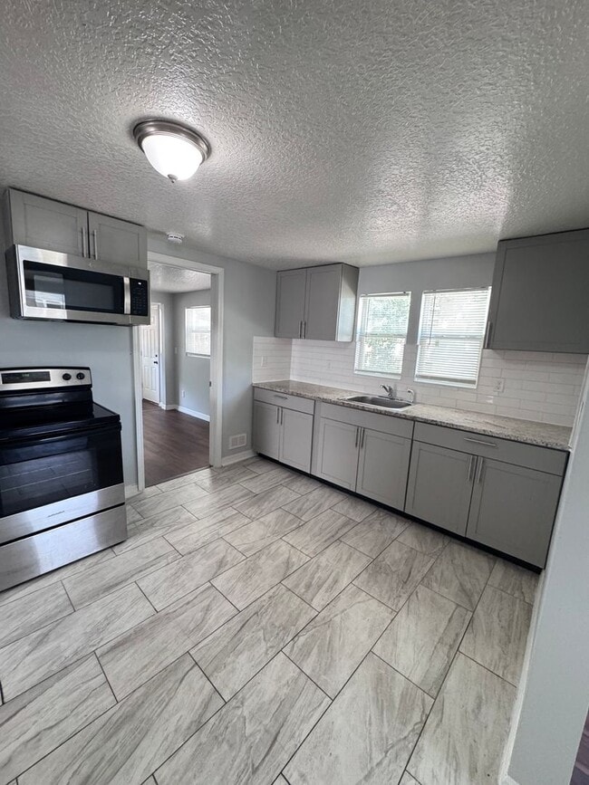 Building Photo - **Move in Ready** 3/2 Single Family home