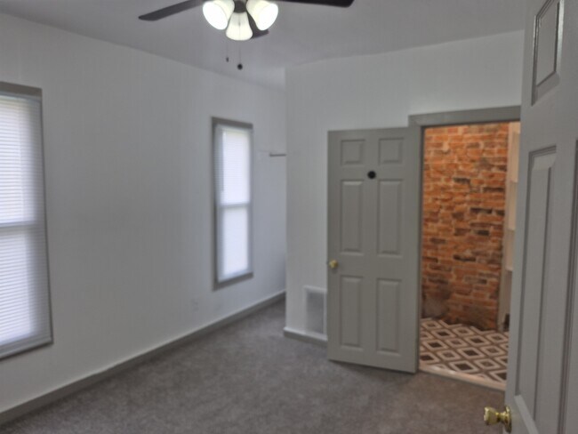 Building Photo - 569 E Whittier St