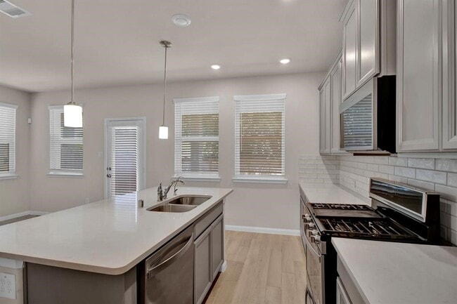 Building Photo - 16012 Oregon Oak Dr