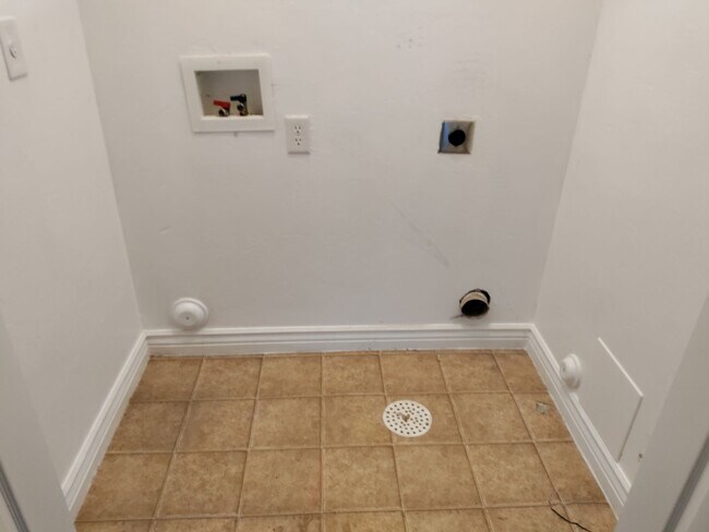 Building Photo - Gorgeous 3 BD, 2BTH Ground Floor Condo For...