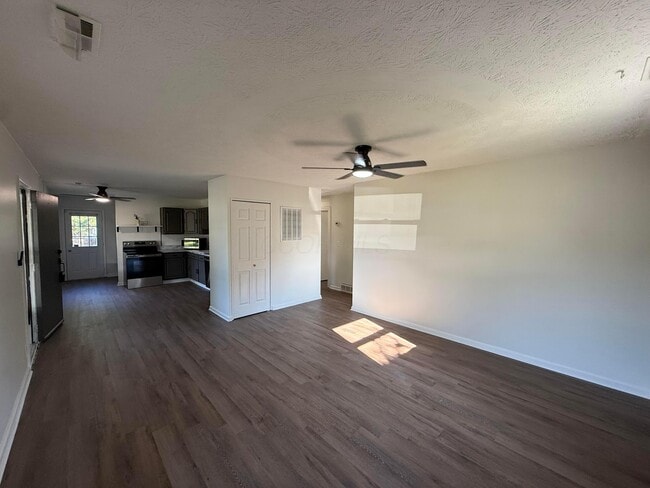 Building Photo - 100 Valley View Dr
