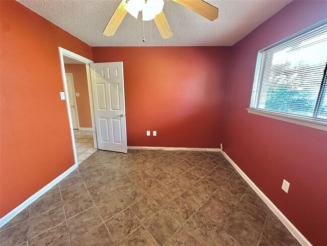 Building Photo - 1765 Hialeah Dr