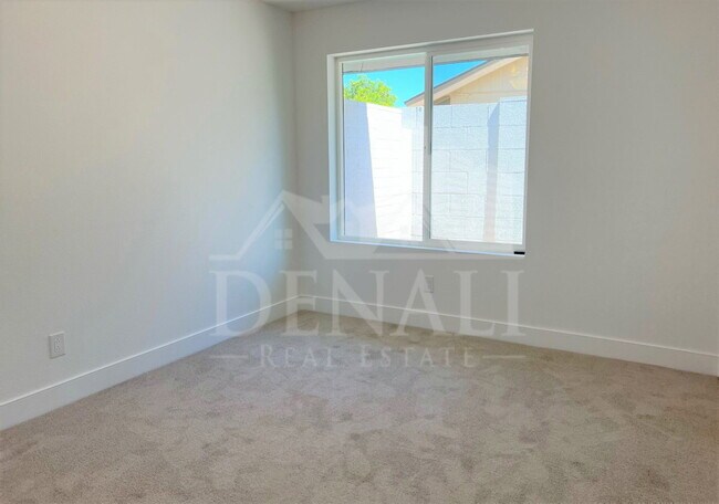 Building Photo - 618 W McNair St