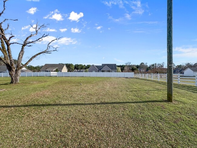 Building Photo - Charming older home in a peaceful, quiet neighborhood
