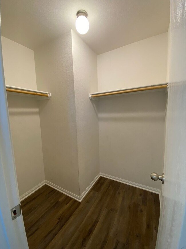 Building Photo - Echo Village Beauty!