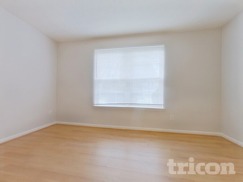 Building Photo - 3020 Lake Park Ct