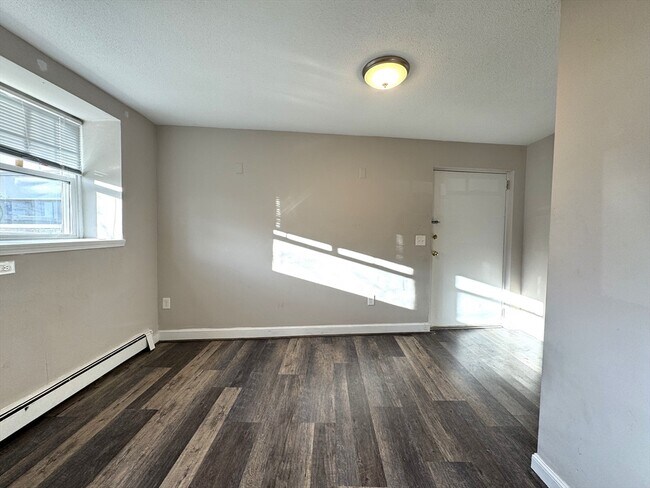 Building Photo - 625 Main St