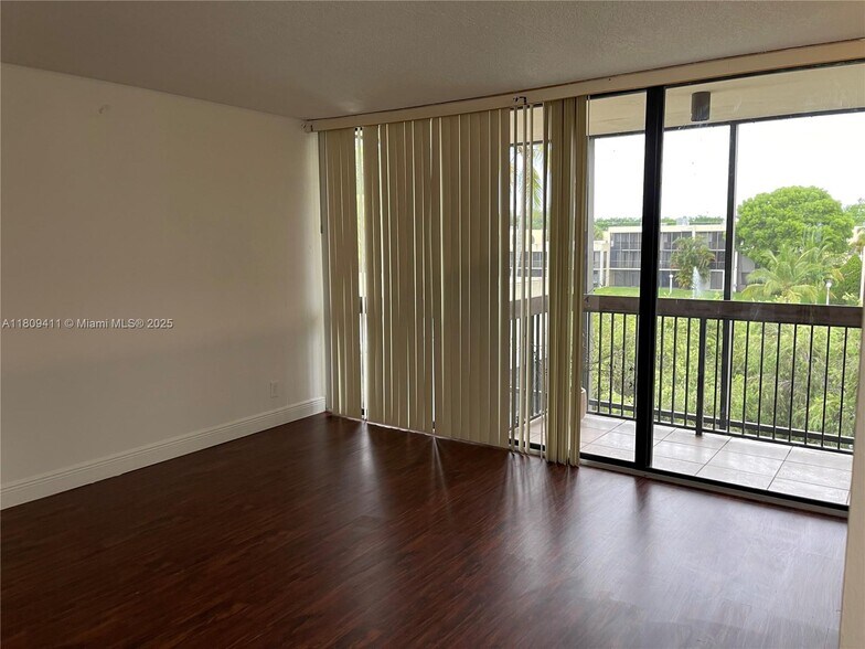 Building Photo - 2961 SW 87th Ave