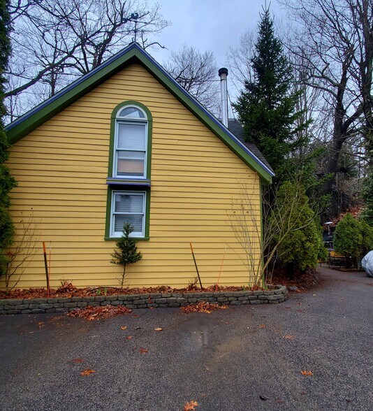 Parking area - 191 Elliot St