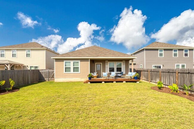 Building Photo - 121 Rubrum Rd