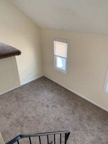 Building Photo - 107 University Ave