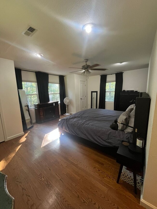 Building Photo - Gorgeous private home in Altavista!