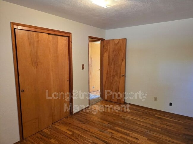 Building Photo - 2550 NE Seavy Cir