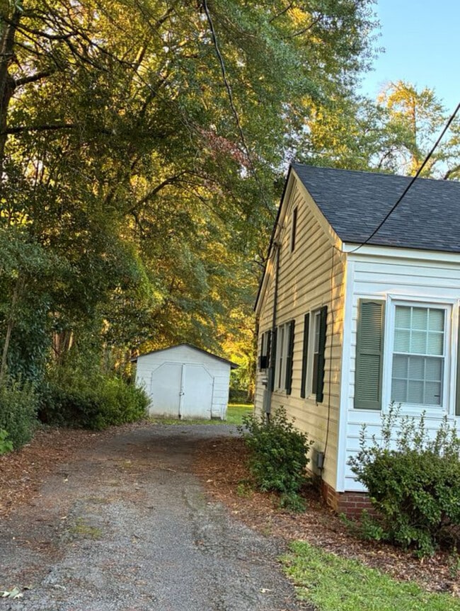 Building Photo - 906 Cherokee Rd