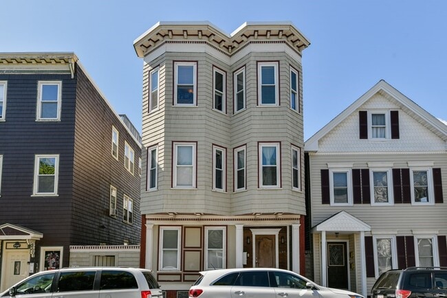 Building Photo - 539 E 7th St