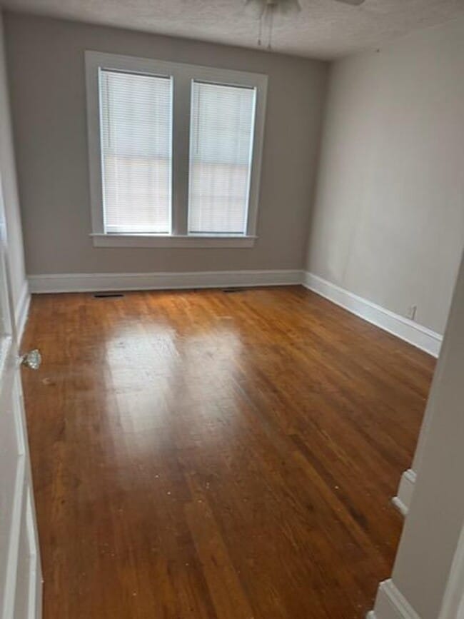 Building Photo - 2 bedroom, 1 bath house for rent