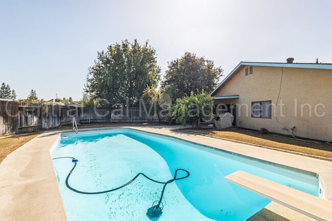 Building Photo - 3 Bedroom/2 Bath with a Pool - $2395 Per Month!