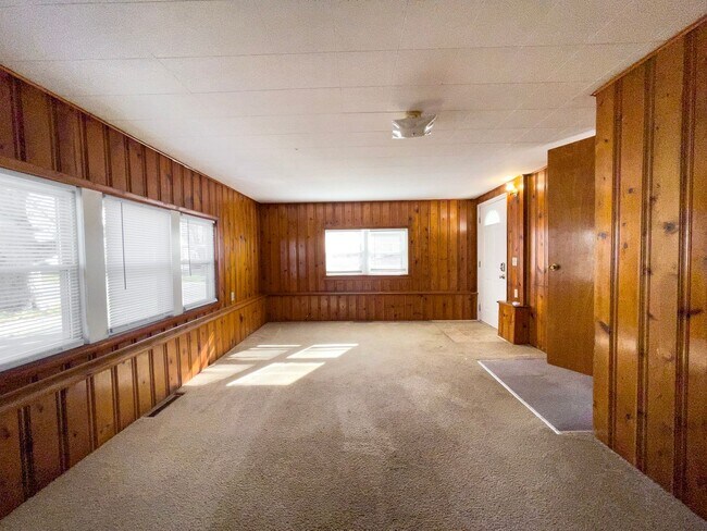 Building Photo - 1900 E 22nd St