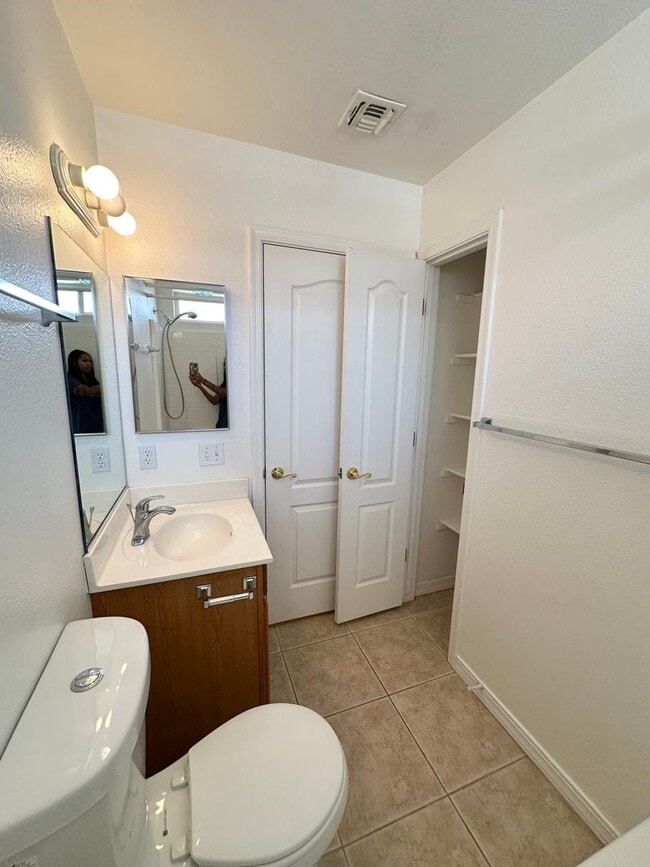 Building Photo - Great 3 Bedroom Home with Detached Garage!