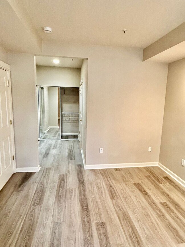 Building Photo - 2 Bed / 2 Bath Bellevue Condo $2,495/mo