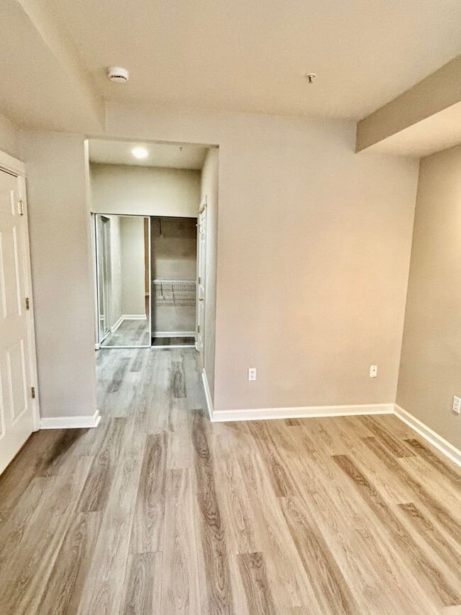 Building Photo - 2 Bed / 2 Bath Bellevue Condo $2,595/mo