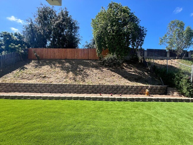 Building Photo - 3 bedroom, 2 bath with 2 bonus rooms and huge fenced yards!