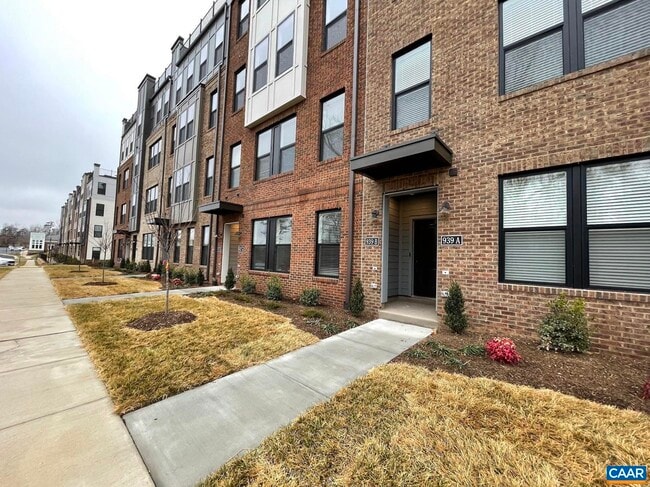 Building Photo - 939 Salamander St