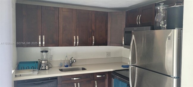 Building Photo - 609 NE 13th Ave