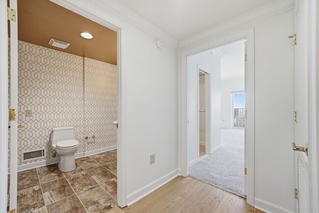 Building Photo - Penthouse Living in Midtown!