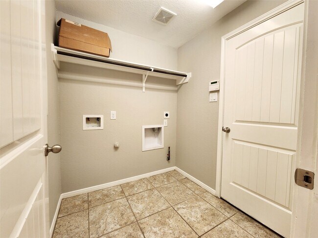 Building Photo - 4407 Greenleaf Dr