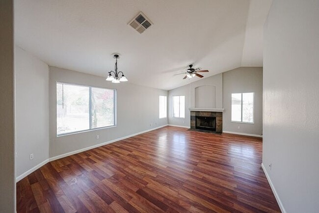 Building Photo - 3 Bed, 2 bath single level home in great C...