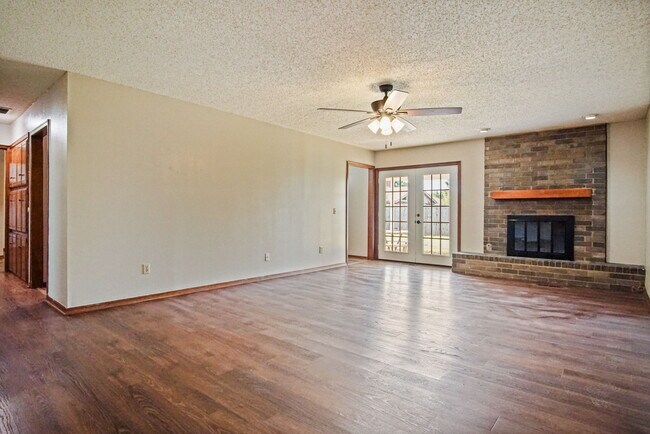 Building Photo - 128 W Platt Dr