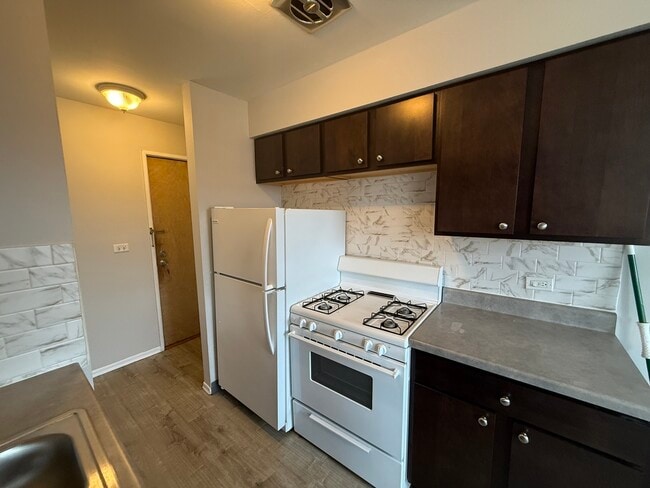 Building Photo - 3001 N Thatcher Ave