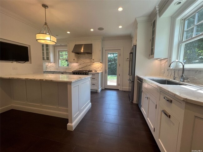 Building Photo - 36 Midland St