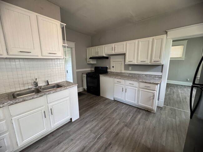 Building Photo - 4 bedroom 1 bath Home in Davenport