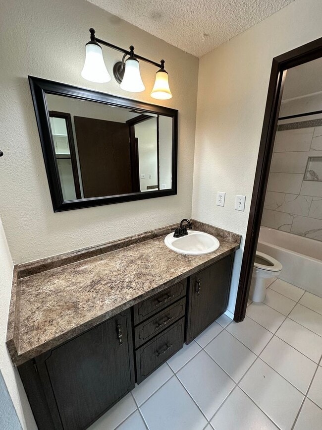 Building Photo - Beautiful well Maintained Duplex for rent