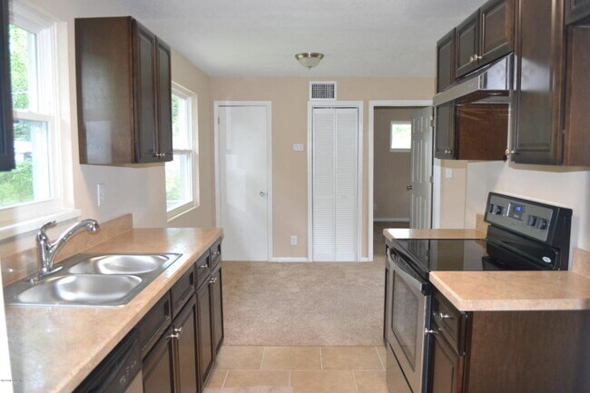 Building Photo - 2526 Pine Summit Dr E