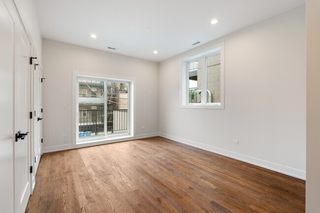 Building Photo - 416 E 50th Pl