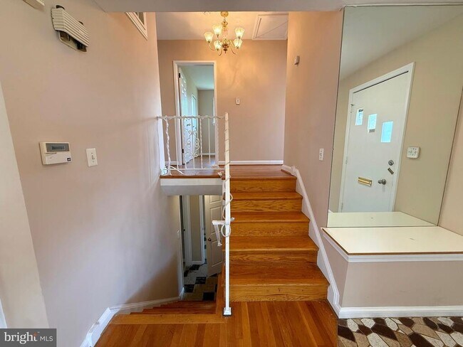 Building Photo - 7104 Adelphi Rd