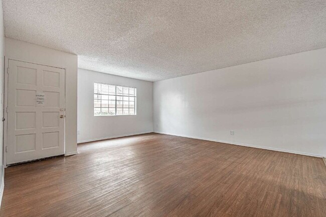 Building Photo - "Chic & Spacious 2-BR Gem in Covina: Modern Living with 2 Full Baths!"