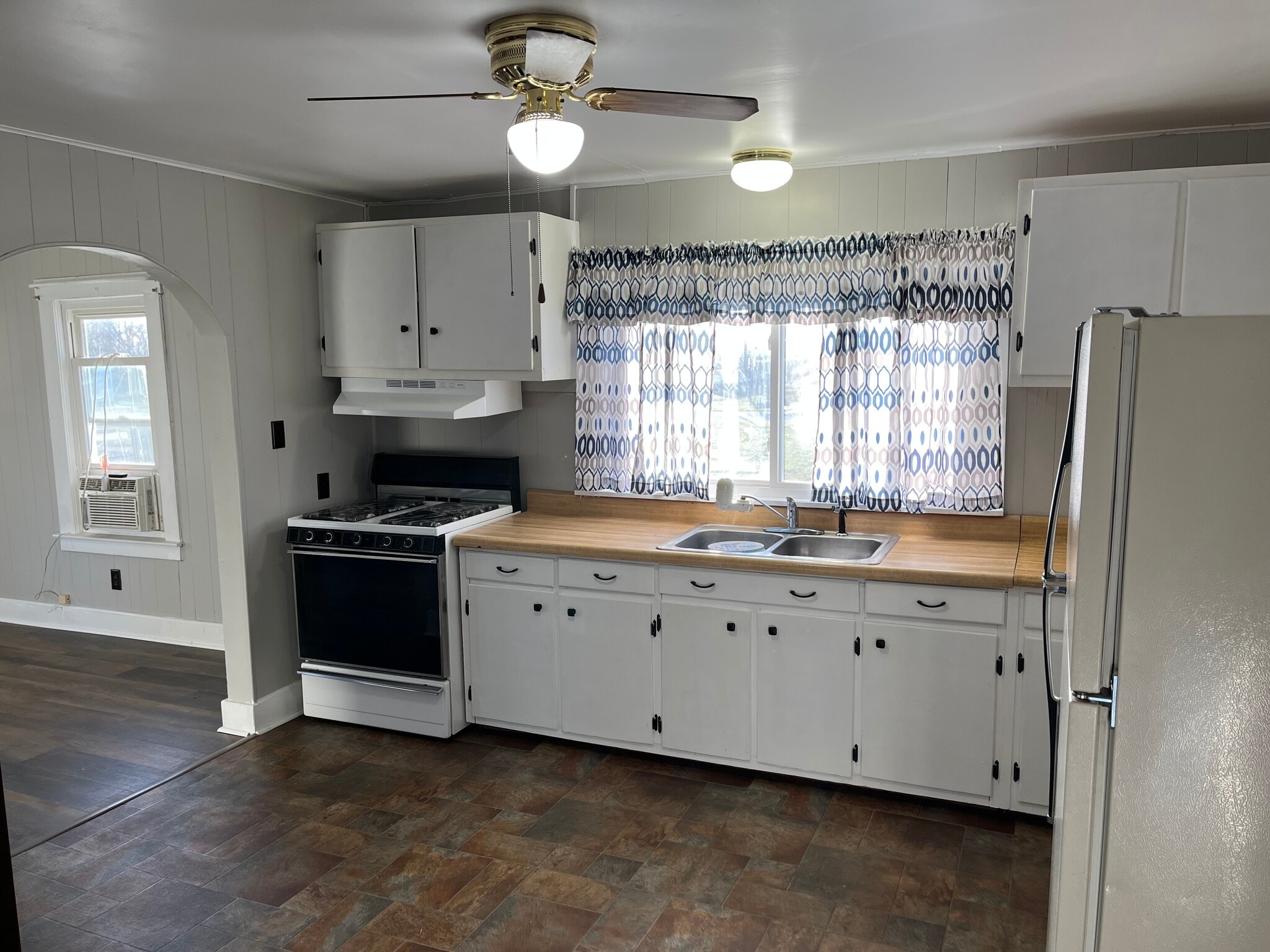 Kitchen_2 - 210 W Washington St