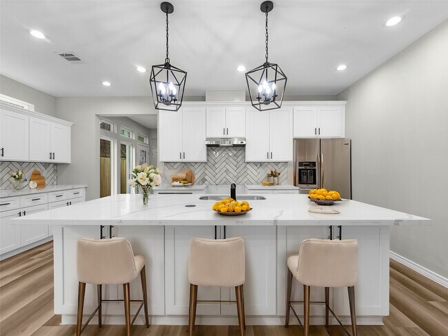 Building Photo - 1319 W Bell St