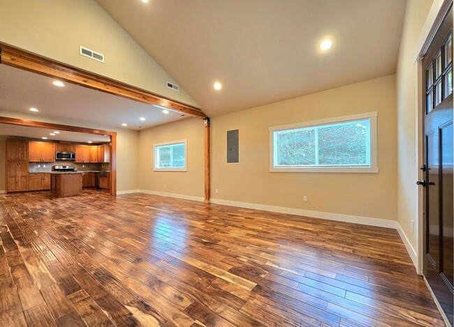Building Photo - 3 Bedroom Home in Sedro Woolley Available Now