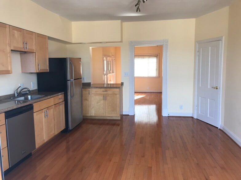 Kitchen/Dining - 1927 Huron St