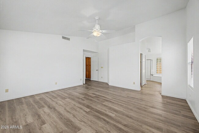 Building Photo - 3103 N Meadow Ln