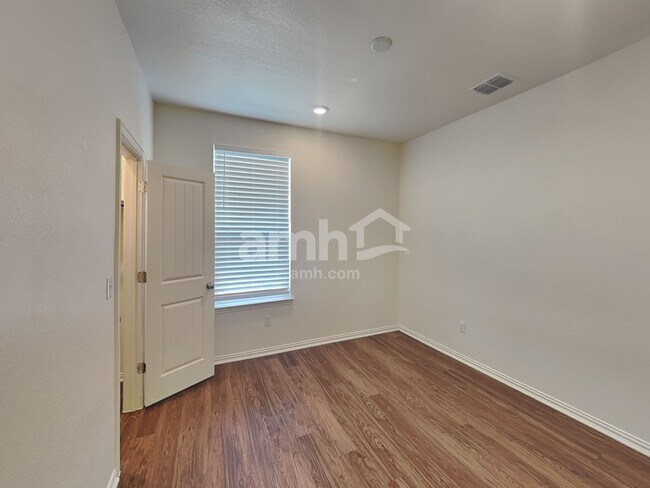 Building Photo - 2721 Meadowood Heights