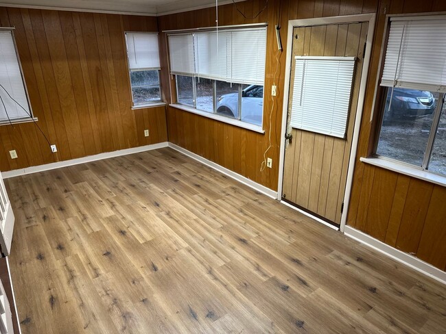 Building Photo - Available Now! 3-Bed, 1-Bath Home w/ Garage - Central Springdale, right next to Springdale High S...