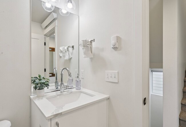 Building Photo - Three-Bedroom Townhouse Close to Seattle Pacific University!!!