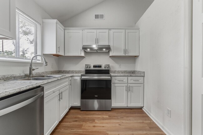 Building Photo - 2900 Woodrich Dr